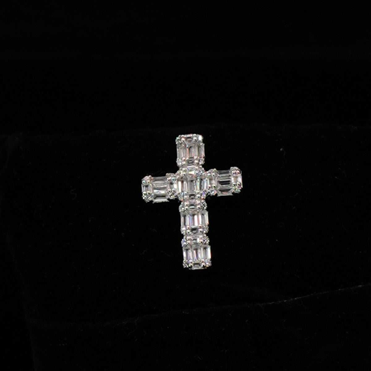 BABY TRAX - バゲットxメレ クロスペンダント WG 2.2cm x 1.5cm