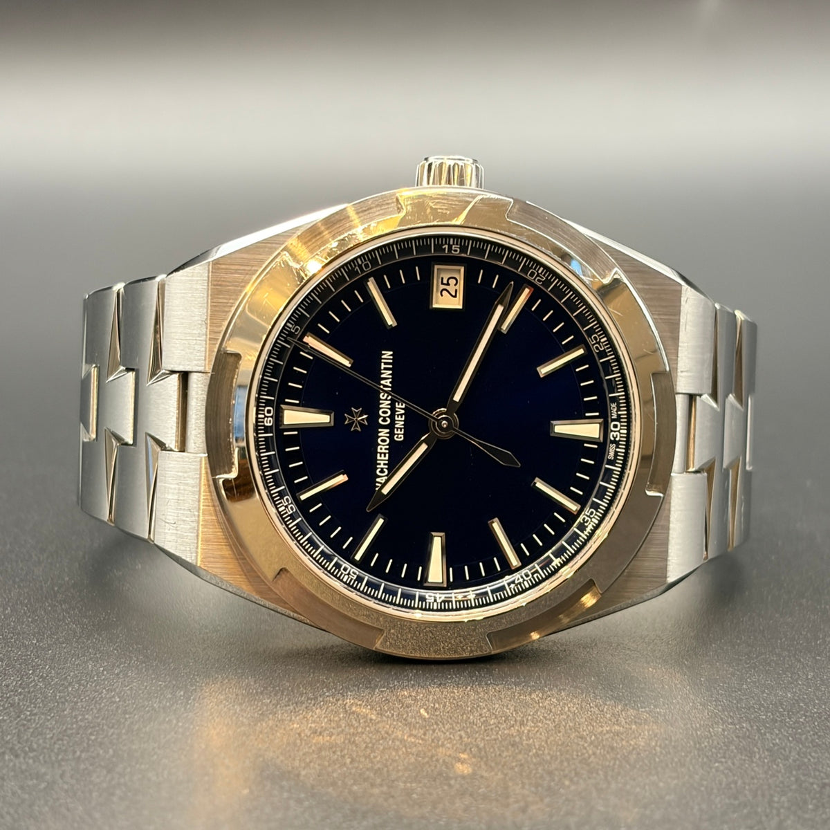 VACHERON CONSTANTIN ヴァシュロン・コンスタンタン オーヴァーシーズ 4520V/210A-B128